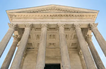 Maison Carrée, portico